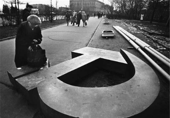 11张前苏联解体老照片图6是感伤的老妇人图8是欢呼的人们