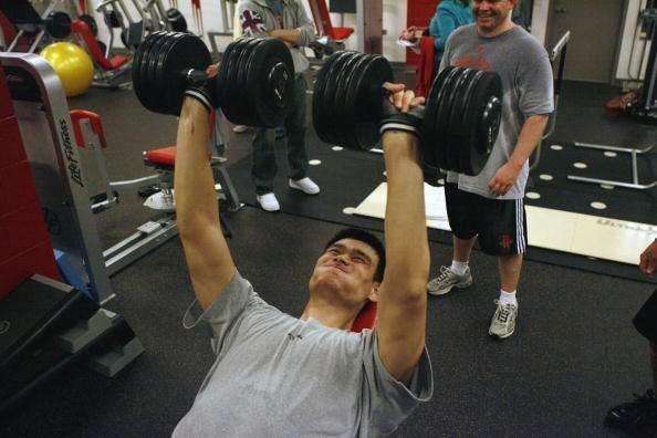 周琦卧推易建联卧推姚明卧推对比后差距一目了然