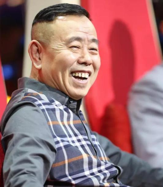 潘长江的搭档除了蔡明外,还有郭昶,当时二人表演的小品"草班台子"也