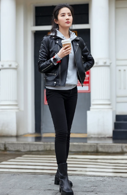 刘亦菲最新街拍好酷,穿皮衣躺豪车秀美腿,眼神犀利真高冷