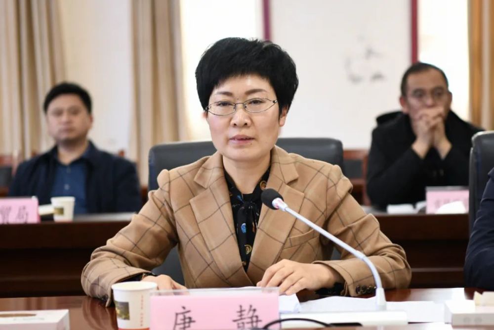 县委副书记,县长王飞同志委托,县委副书记唐静代表余庆县委,县政府对