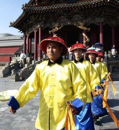 清宫侍卫规矩多刀柄弄错方向算刺驾带刀靠近皇帝直接拖走凌迟