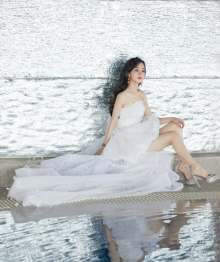 赵丽颖最新活动美照造型甜美仙气耳环才是大家关注的焦点