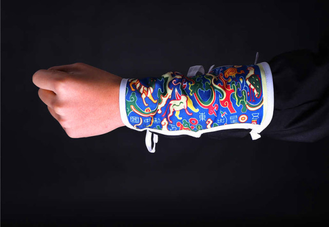 而且更加神奇的是,考古人员一眼就看到在这条织锦护臂上,还绣着一行行