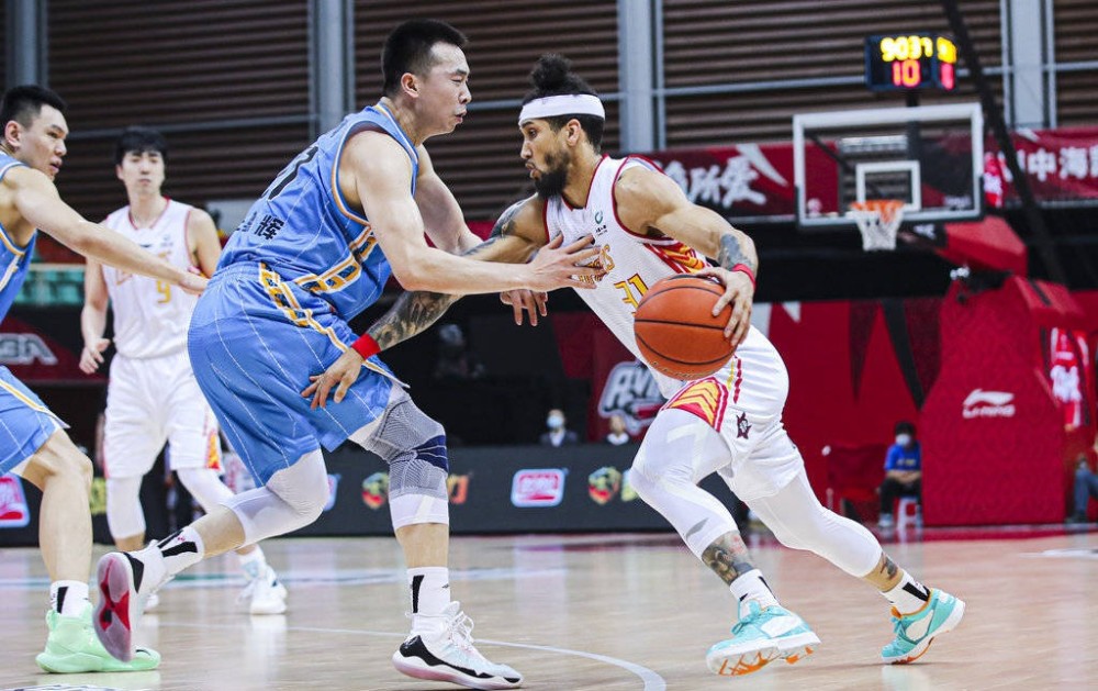 揭秘深圳男篮沈梓捷禁赛真因深夜现身酒吧与社会人员发生冲突