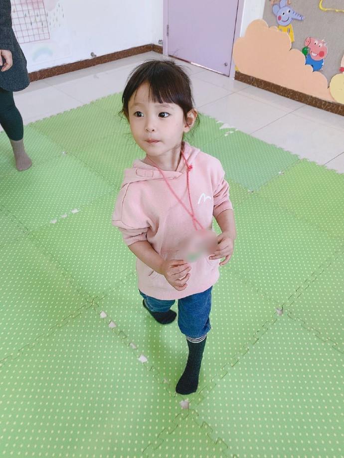 德云社靳鹤岚送女儿糯糯上幼儿园,遭大家调侃,素人老爹哭鼻子了_腾讯