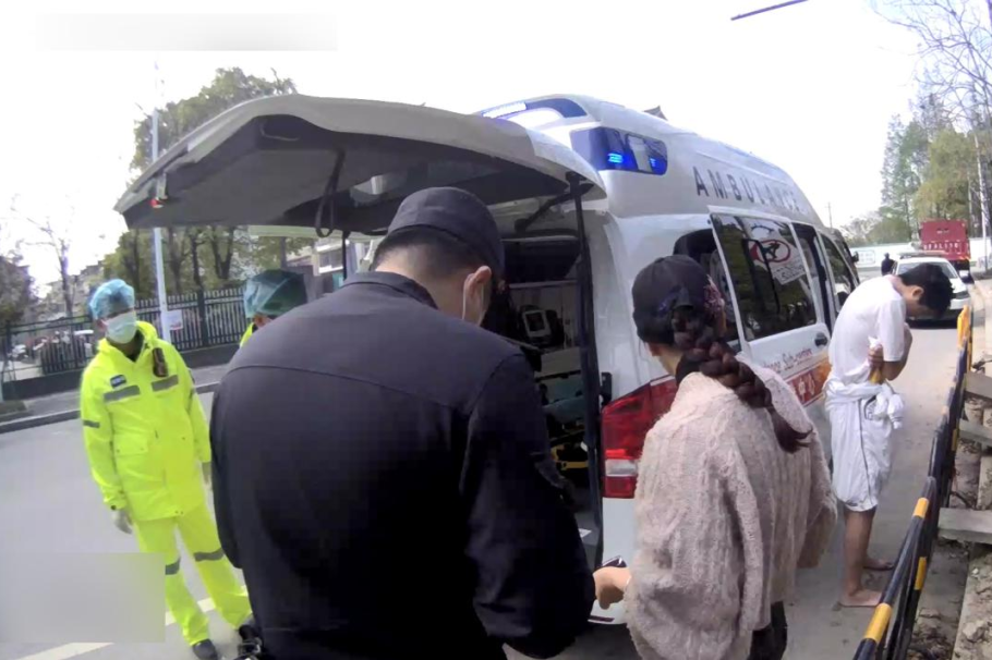 "你别笑了!"小伙身陷泥坑报警,狂笑逗乐接警员