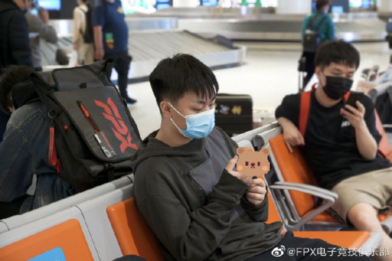 fpx队员已于今日凌晨抵达武汉 北川作为替补随队出征