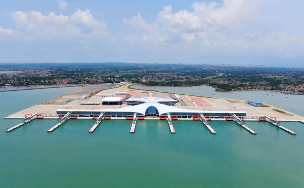 建成了全球最大的客货滚装码头——徐闻港区南山作业区客货滚装码头