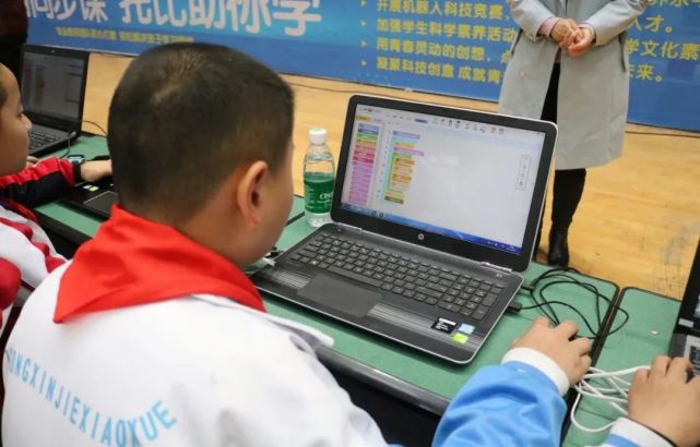 创新吧少年隆昌市中小学科技创新暨首届机器人竞赛