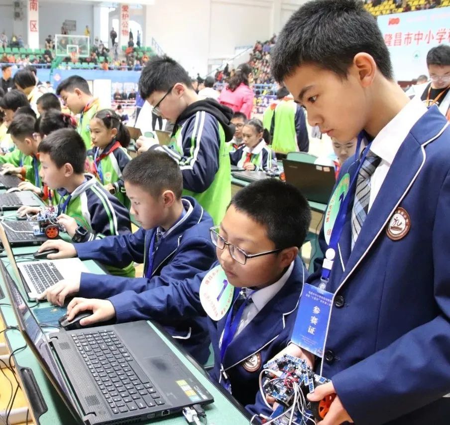 创新吧,少年!隆昌市中小学科技创新暨首届机器人竞赛