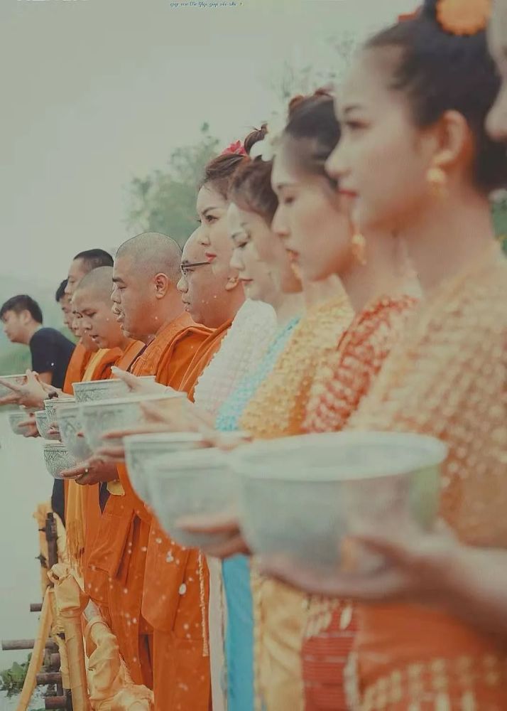 全球首届彩虹泼水节在南腊新区隆重举行