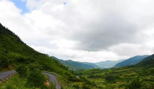 獅石公路,位於黃山市歙縣境內,由於彎多路窄,山高路險,被稱為