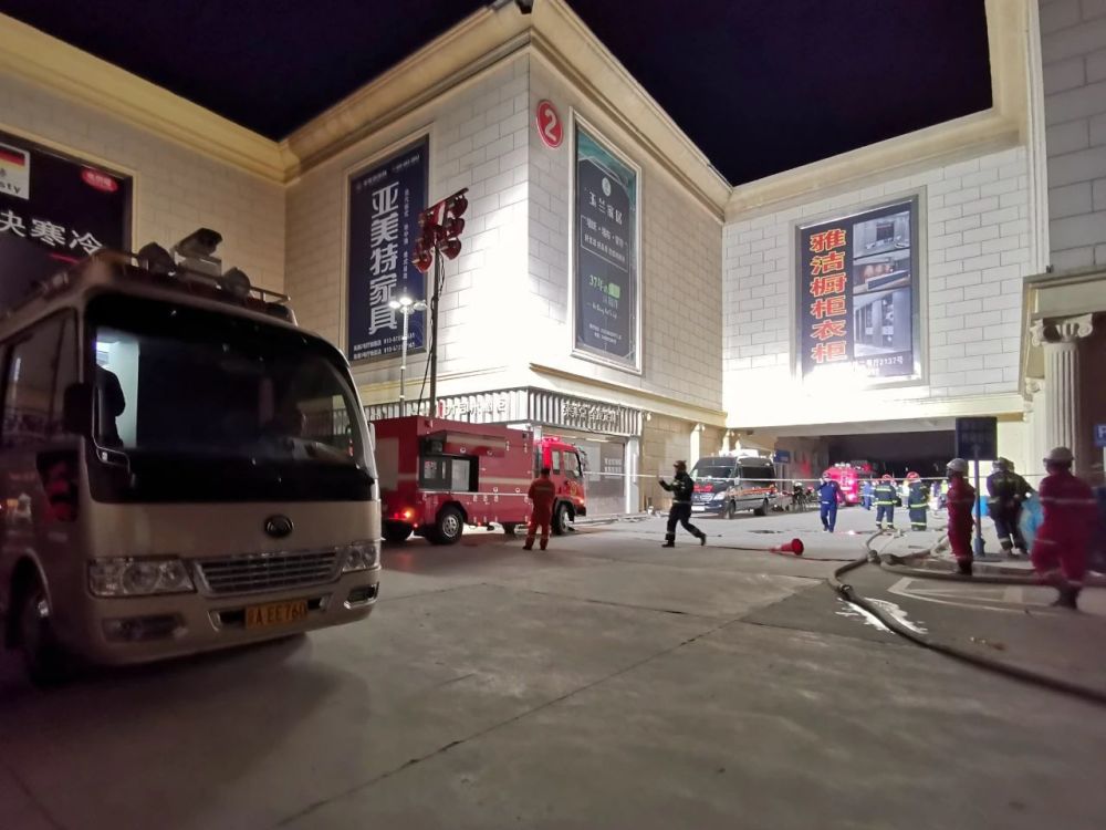 知道君注意到,发生火情的储能电站位于北京大红门集美家居市场内,为