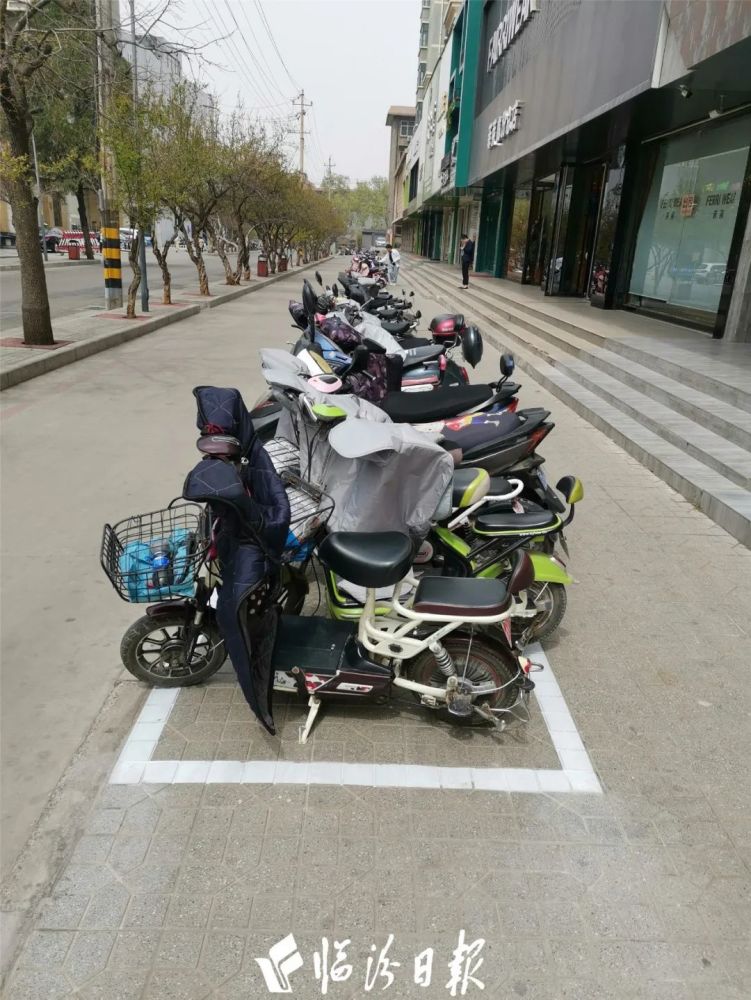 臨汾市區多條街電動車有了停車位