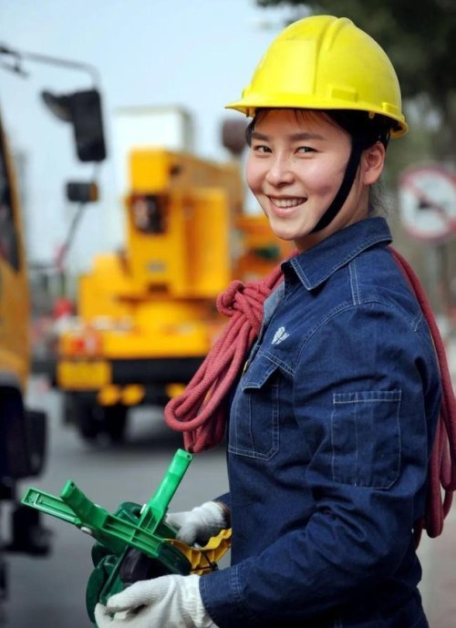 党员,本科学历,助理工程师,现为国网安康供电公司配电带电作业女工