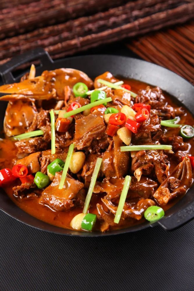 盛出,洗锅烧茶油,下鸭块爆炒,喷白酒翻炒均匀盛出3锅里余油下姜片炒香