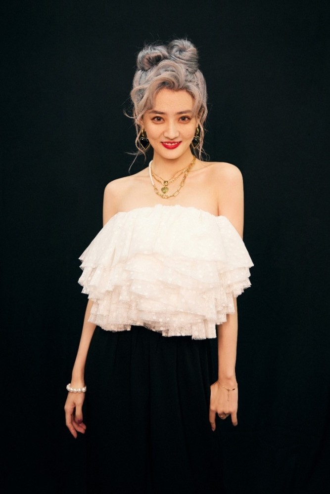 徐璐化老人妆为妈妈应援,一头银发的俏皮小老太,美女老了也好看