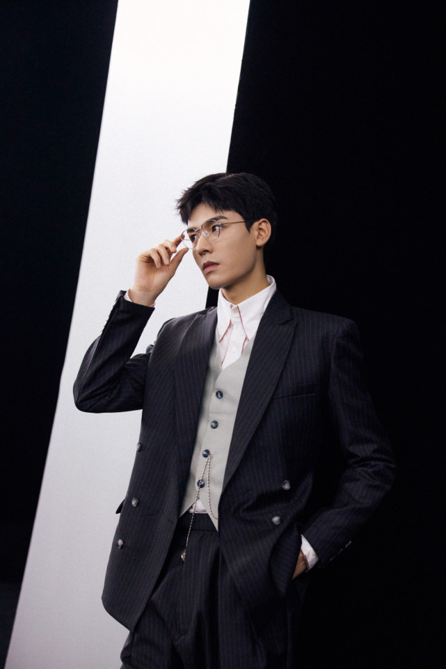 龚俊眼镜杀太撩人了!穿深色条纹西装优雅贵气,黑色皮衣狂野不羁