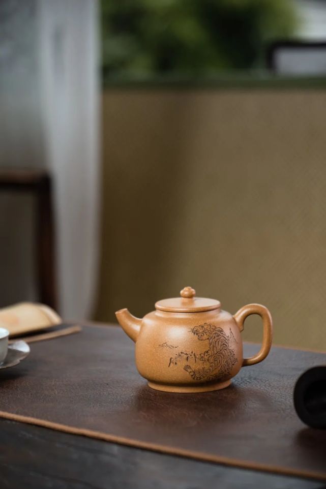 【名称】古墩壶 【泥料】原矿降坡泥 【容量】240cc  9孔出水 【刻绘