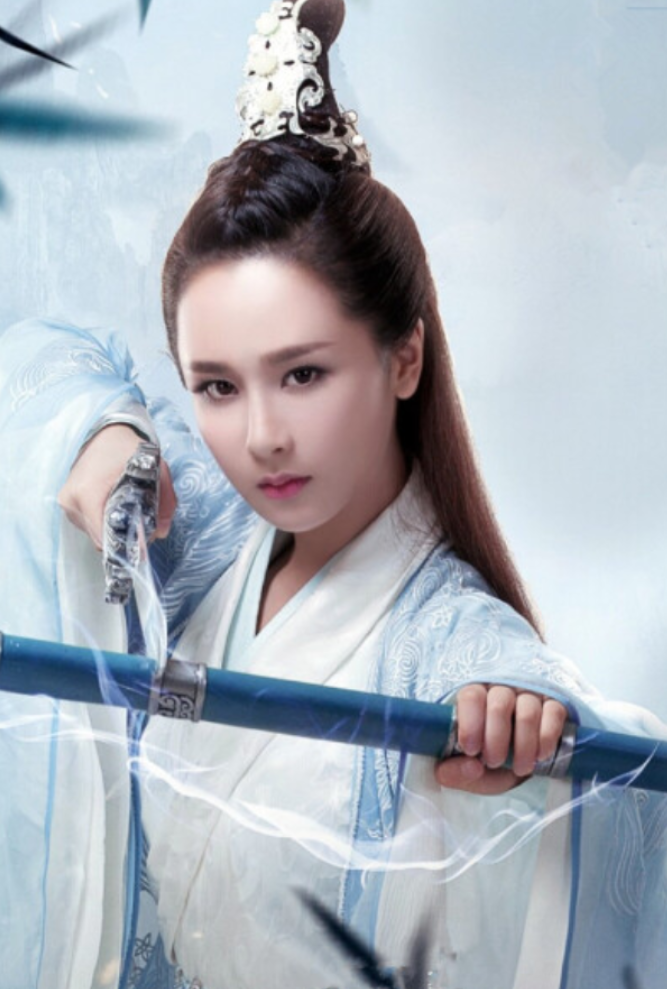 杨紫的宫廷造型也不输,搭档秦俊杰主演的《龙珠传奇》当时也算比较火