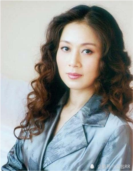 1992年,常年与丈夫分隔两地的李红,意外发现丈夫余秋雨"婚内出轨"了