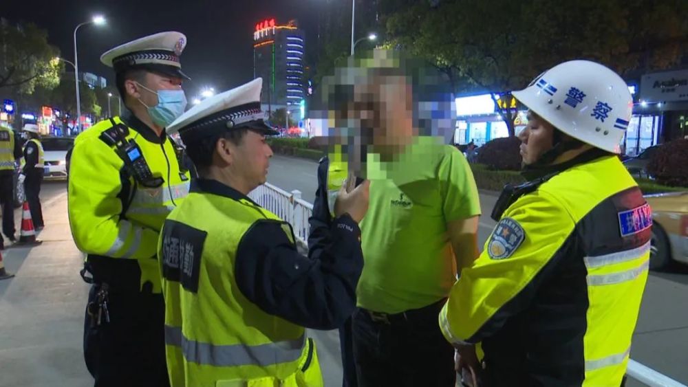 宝应交警夜查酒驾一宝马车驾驶员涉嫌被抓现行