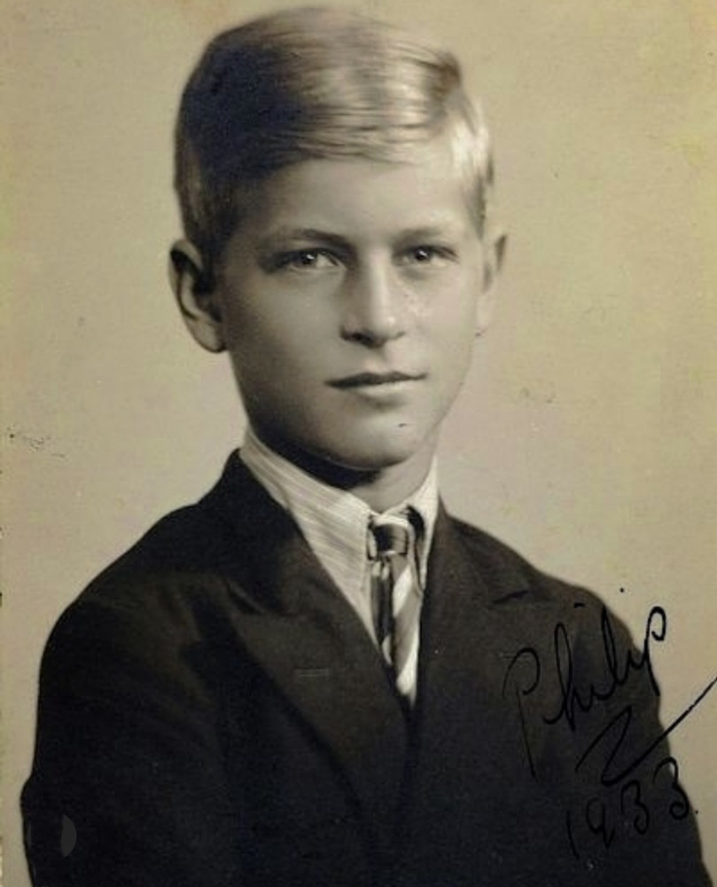 菲利普王子学生照发布年轻王子很帅水手校友坐海洋精灵致敬