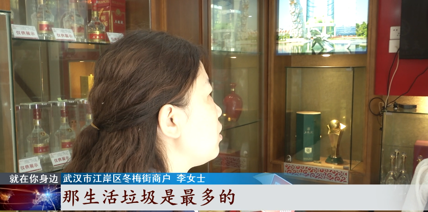李女士是武汉市石桥花园临街的商户,在她开店的4年时间里,小区居民
