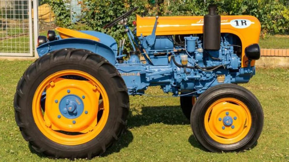 这部兰博基尼拖拉机采用橙蓝撞色涂装这是一部拖拉机,因为那时候