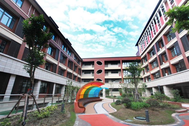 古华小学学校先后被评为全国第三批国防教育特色学校,上海市文明单位