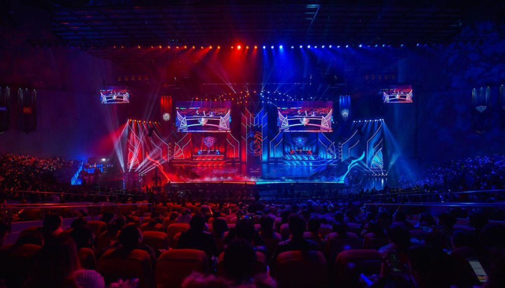 这场决赛,kpl用大胆的尝试和近乎完美的舞台呈现,再一次回应了那些