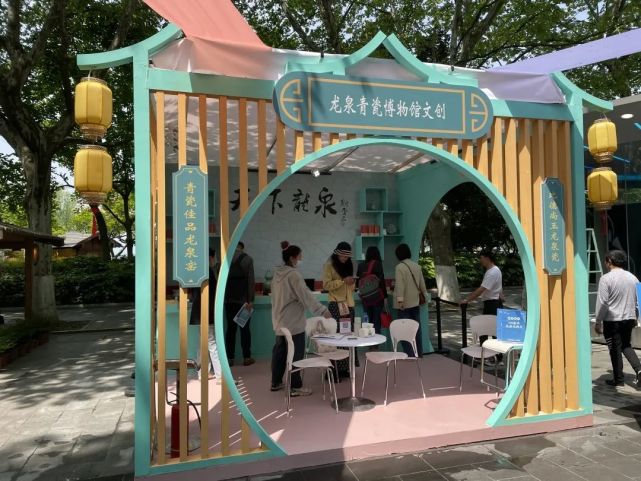 是我们龙泉青瓷博物馆特制摊位原来小编在一众摊位上看到熟悉的一抹