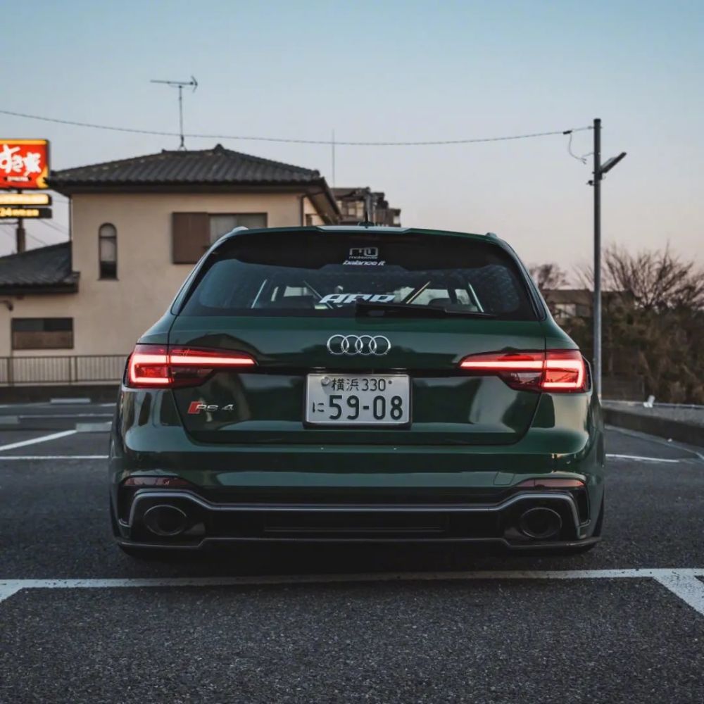 奥迪rs4价格及图片(奥迪rs4价格及图片2021年款绿色)