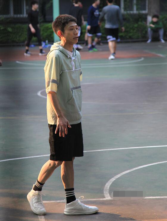 张一山拍完戏后打篮球全身上下都是国货品牌力挺新疆棉花到底