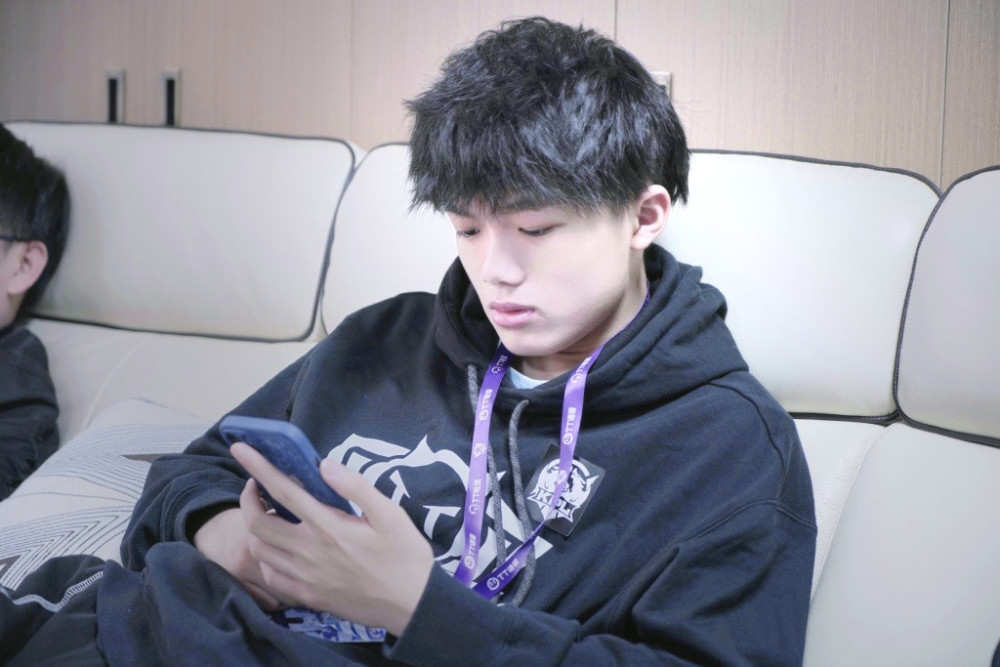 清清还爱着dyg独自坐火车买票去深圳看比赛说关系不和真是笑话