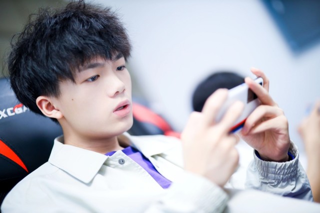 清清还爱着dyg独自坐火车买票去深圳看比赛说关系不和真是笑话