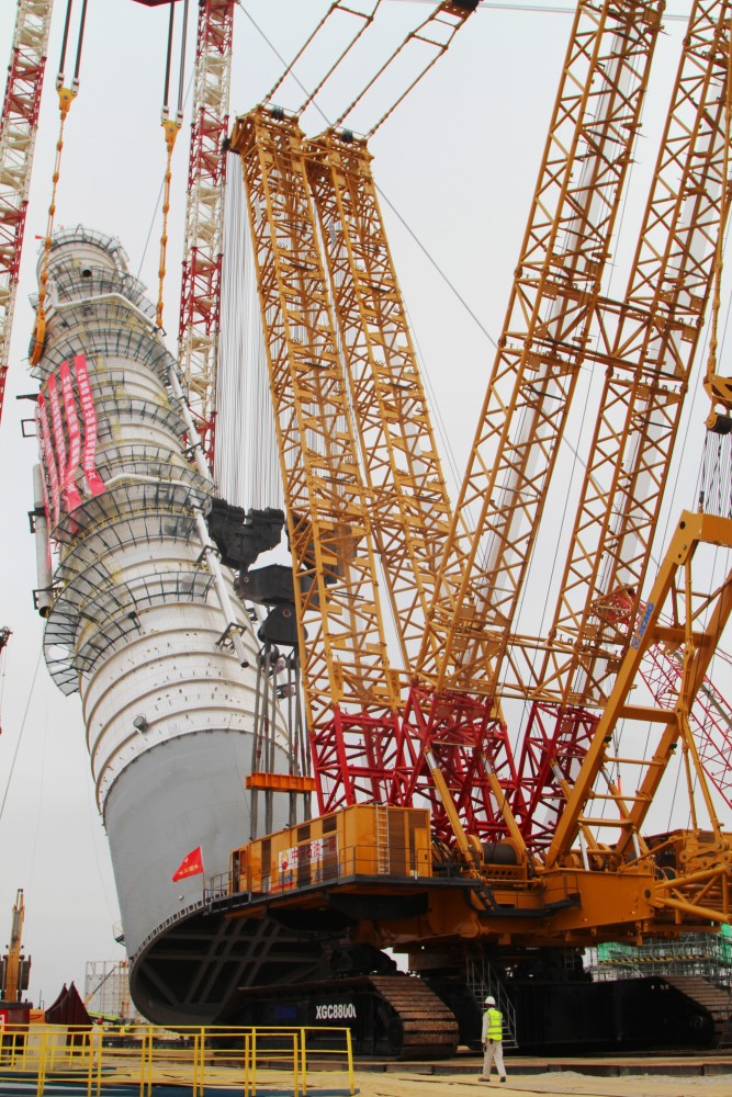 揭阳广东石化炼化一体化项目4606吨抽余液塔刷新亚洲最重塔器吊装纪录