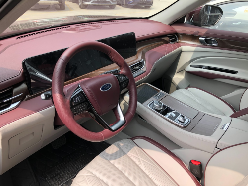 福特领裕的内饰采用的红白相配的拼接设计,不知道发售以后会有更多