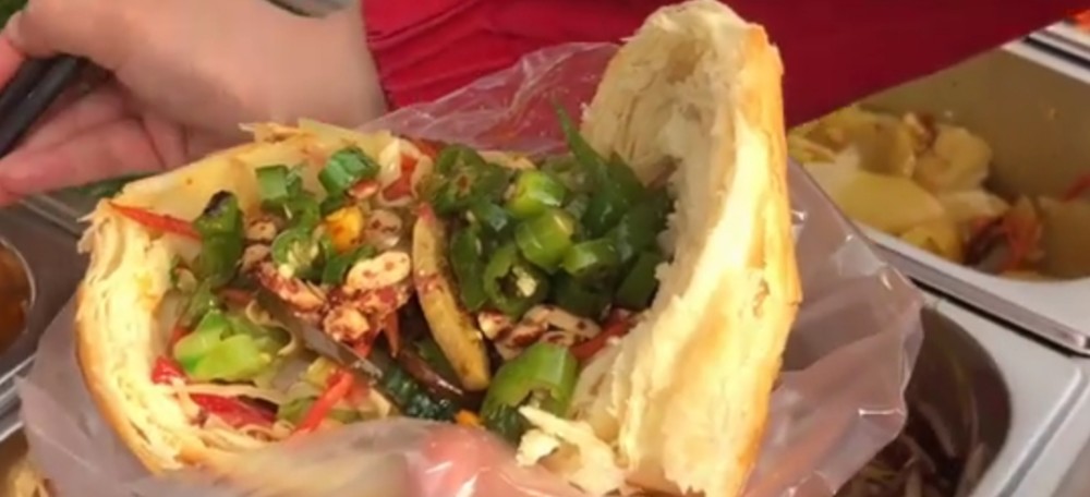 西安超级火爆的自助菜夹馍18种菜随便夹45元一个能吃撑