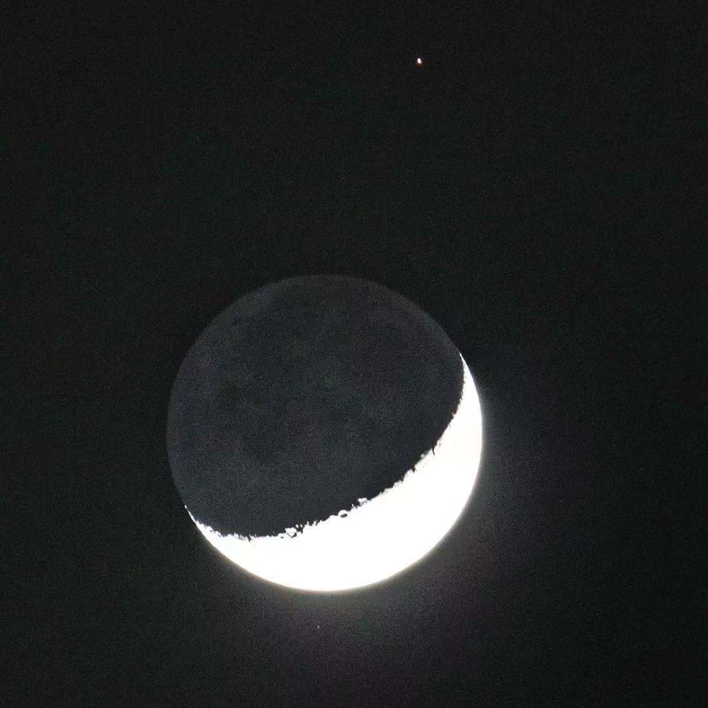 今晚,火星在月亮西北方缓缓划过