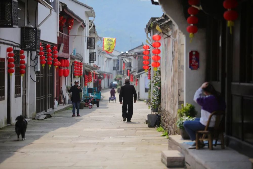 再由水路运进宁波城,需要通过天童街到东吴镇小白河埠头,从象山港口