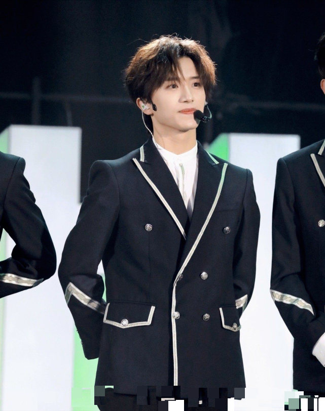 年纪大了真的看不得这些,伯远妈妈为了孩子出道跑到学校发传达_腾讯新