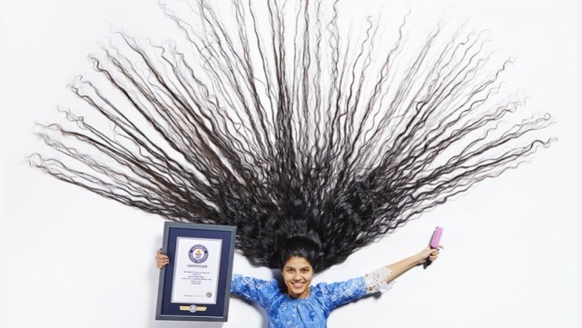世界最长发印度少女剪掉2米长头发12年来未曾剪过