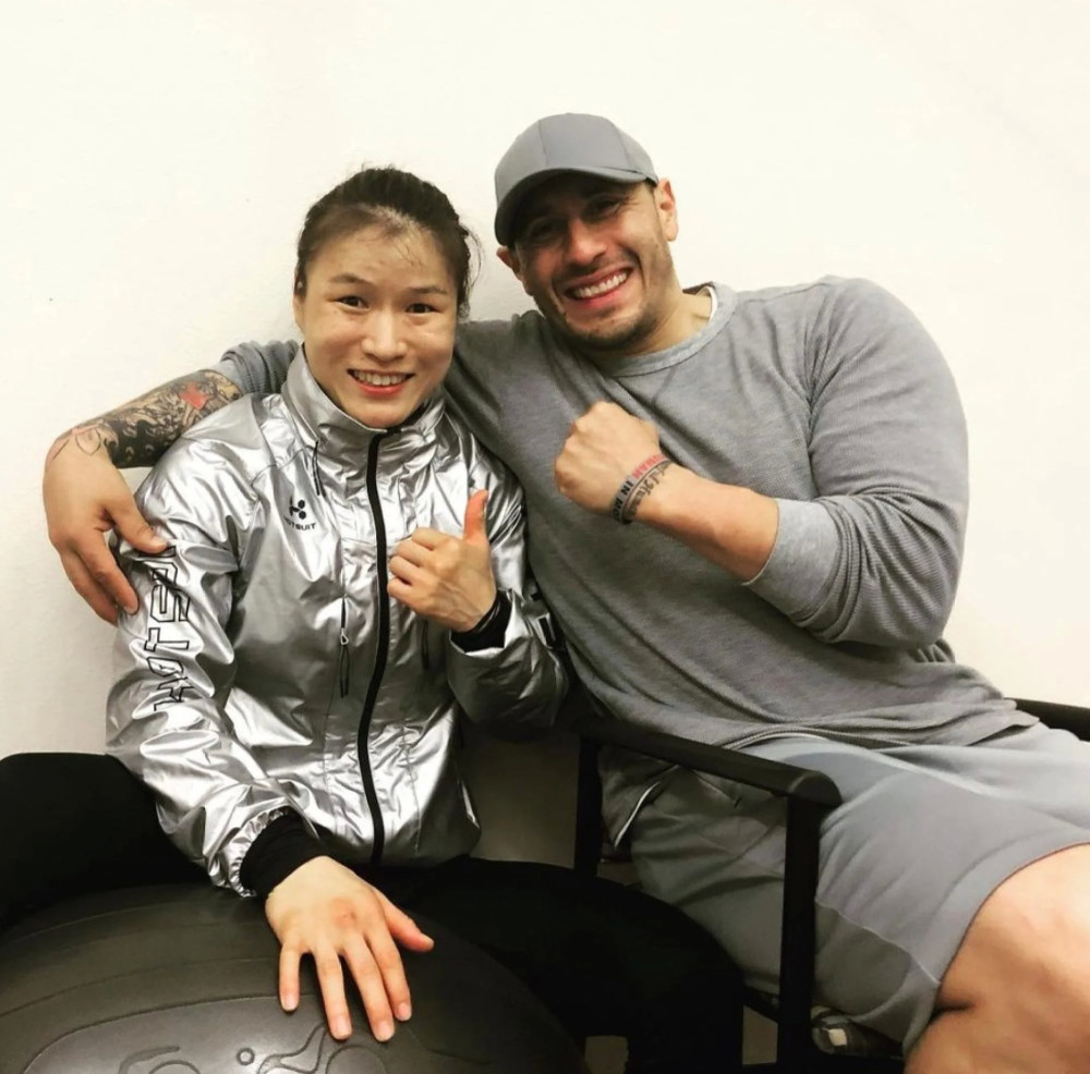 美国海军陆战队退伍军人成张伟丽外教,痛斥罗斯:她满嘴都是谎言_腾讯