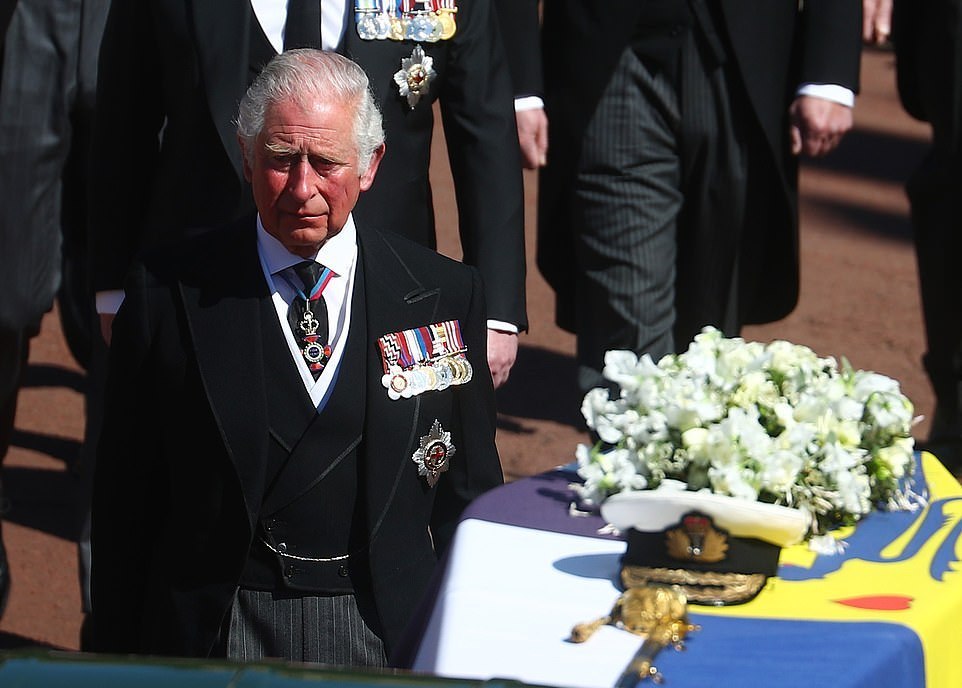 亲王葬礼上查尔斯哭成泪人凯特惊艳卡米拉臭美哈里表情最淡定