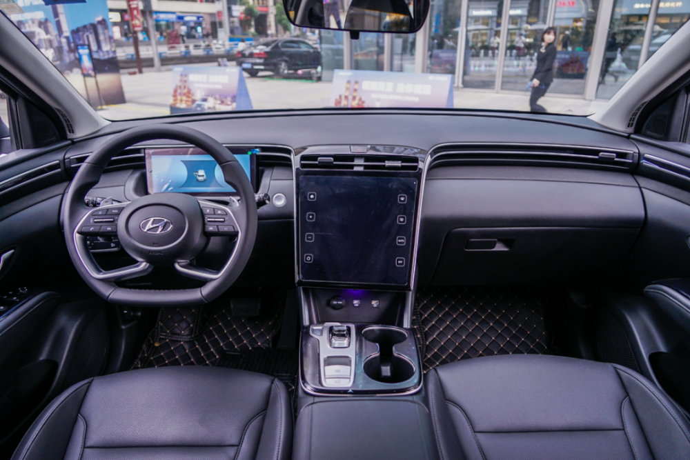 这种科技感也很好地展现在了途胜l的内饰上.