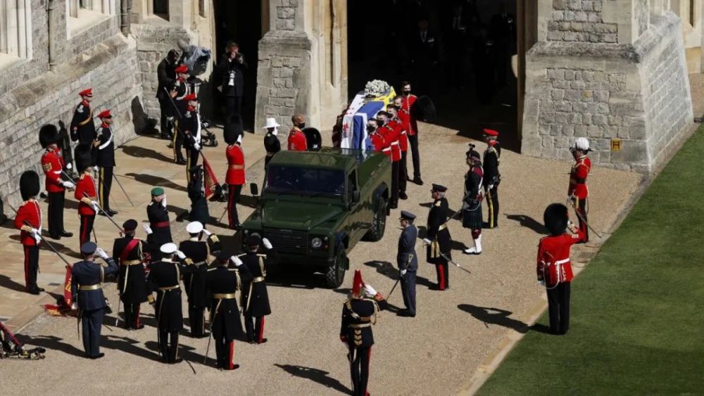 英国菲利普亲王葬礼灵柩在自己参与设计的汽车中