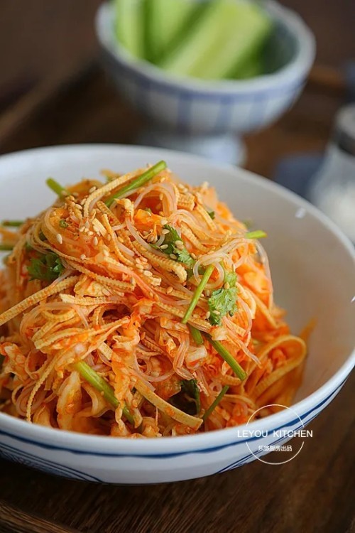 几块钱做一盘爽口拌菜脆嫩多汁天热了全家都爱吃