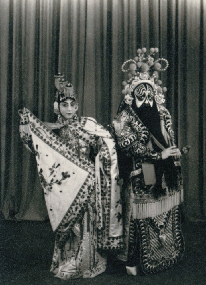 叶盛兰(右)饰许仙,吴素英(左)饰小青杜近芳与恩师梅兰芳1957年,杜近芳